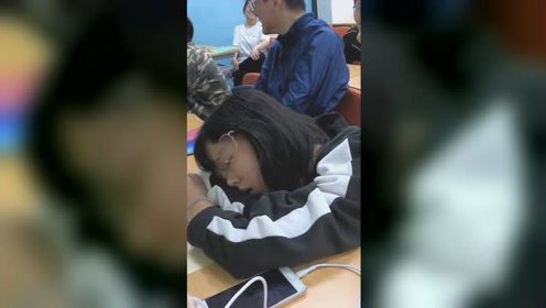 女生趴课桌睡觉，老师调皮“恶搞”同学神配合