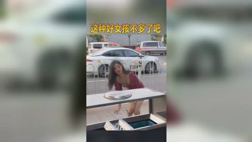 小伙乱扔垃圾，美女举动让人竖起大拇指，这种