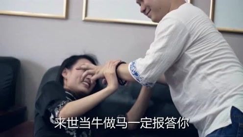 搞笑视频：我就想抓一个牌，美女是不是想歪了