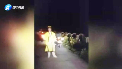 中元节当晚，安徽一伙人陵园内扮道士拍恶搞视