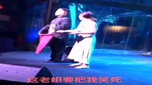 去看表演，接下来美女这一操作，魔术师都忍不