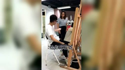 美女老师喜欢吃麻花，结果男老师直接给她买了