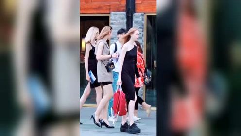 逛街偶遇三位外国小姐姐，腿长1米8的极品美女你