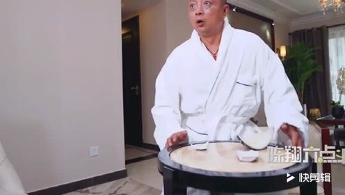 陈翔六点半：两小伙被熊追的没辙了，只能装死