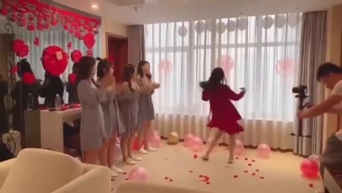 美女终于嫁出去了，这是高兴坏了，太搞笑了