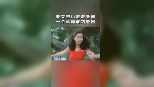 大婶走路姿势太妖娆，美女一巴掌拍了过去，下