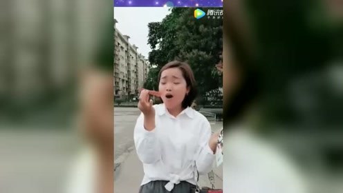 农村姑娘第一次吃辣条，这酸爽的表情过瘾！