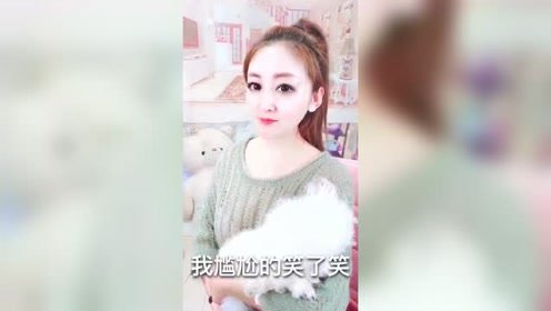 美女和男朋友一起坐公交，他一个举动搞笑了