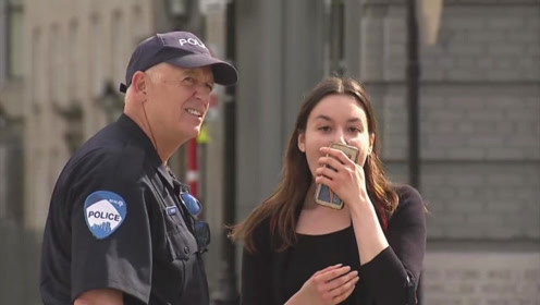 恶搞：警察搭档街头秀恩爱，美女瞬间傻眼，这