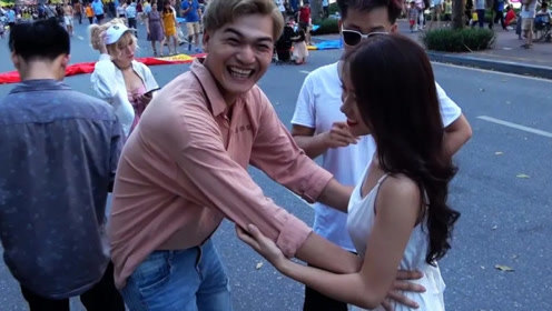 越南街头恶搞：男子接受大叔挑战，抱起美女，