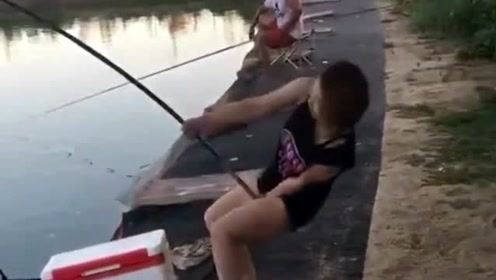 美女小姐姐来河边钓鱼，接下来的一幕尴尬了，