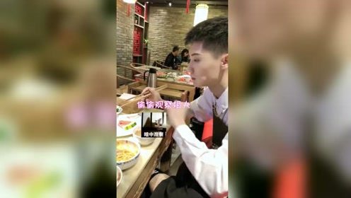 所谓偷鸡不成蚀把米！美女饭桌上拿袜子恶搞帅