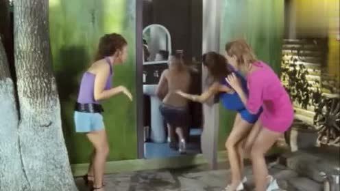 美女上厕所被恶搞，刚坐下马桶，一声巨响！
