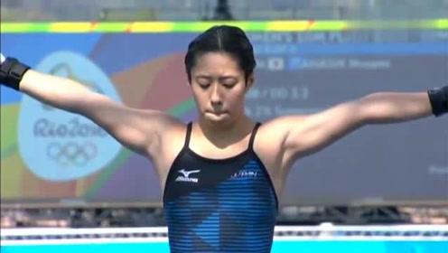 日本女子跳水运动员，小美女起跳前紧闭双唇，