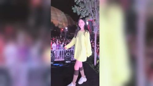 4000个人看小姐姐跳舞，美女都害羞了，搞笑！