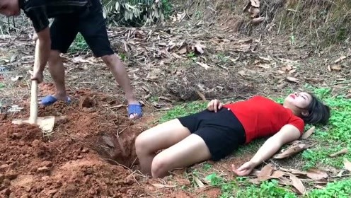 恶搞-小伙将熟睡的女友埋入泥土中，不作就不会