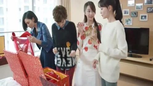 美女准备嫁衣，光一个凤冠就十几万，闺蜜一听