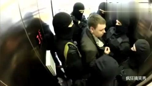 国外恶搞视频，路人在电梯内被特警团团包围
