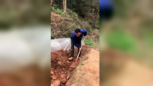 美女请大叔去帮忙，活干的不错，就是把自己坑
