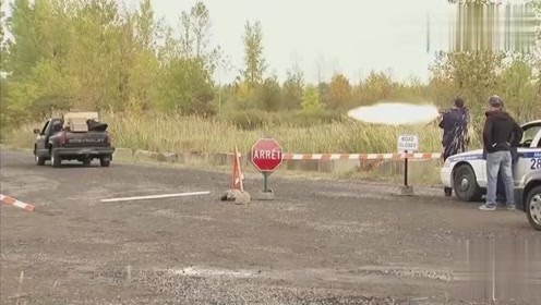 国外恶搞：道路禁止通过，却有人强行闯过去，