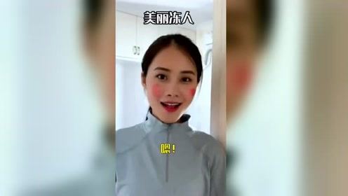 美女恶搞臭美的闺蜜，没想到一天下来才发现，