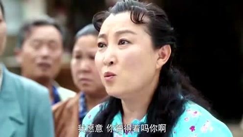 美女买大米男子却在对面卖沙子，你一句我一句