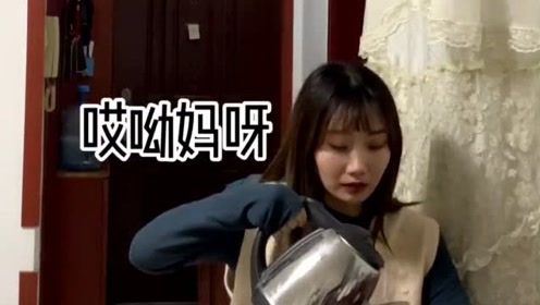 人吓人吓死人，美女这样恶搞自己闺蜜，是想提