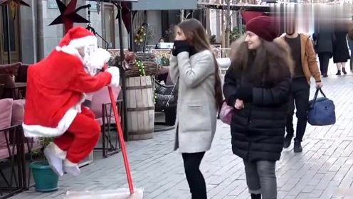 国外恶搞：街头假装圣诞老人，路过的美女被吓