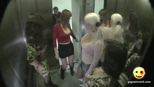 国外街头恶搞路人，乘坐电梯里面有几位美女，