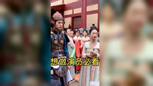 如果你来演个群众演员月入过万就比较难，如果