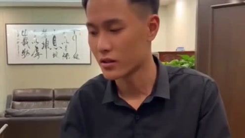 美女老板说小伙不懂礼貌，结果小伙把老板当猴