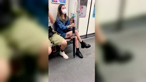 地铁上偷瞄这个美女九个站，被她发现之后我慌