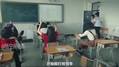 贞子来中国上学后，因刘海太长被老师痛批，剪