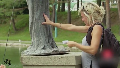 国外恶搞视频：路人不小心推倒雕像，直接吓懵