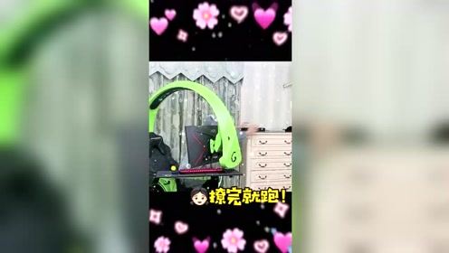 姐弟恋也太甜了吧美女新买衣服给男友看，结果