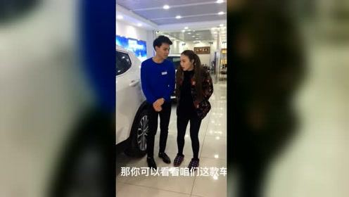 农村美女去买车，听到音乐就停不下来，现场嗨