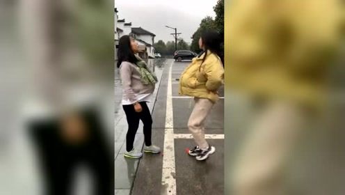 两个美女过马路，互相让路，还能这么搞笑！