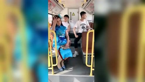 美女公交车上打电话，接下来一幕真搞笑，这两