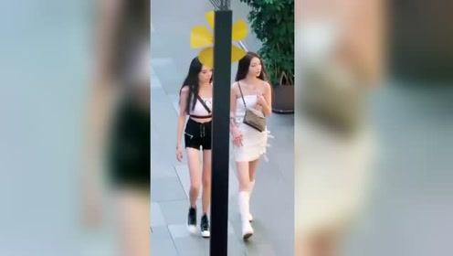 街拍两位非常可爱可爱的小美女