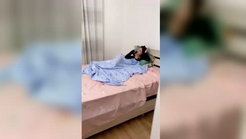 当美女不出门逛街时，指不定屋里藏几个男人，