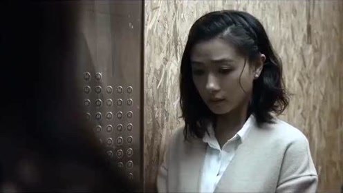 美女坐电梯回家，看见红衣女人带着伞进来，就