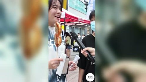 街拍美女给你80w让你嫁给一个80岁的大爷你愿意吗