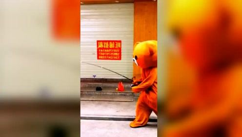 网红熊街头恶搞，对付乱丢垃圾的人，就要用这