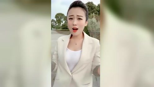 爱笑的长发美女，气质唯美很优秀，谁要是娶回