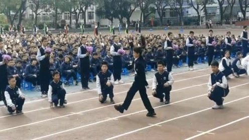 美女跳舞真好看，虽然穿着校服，但是也掩盖不