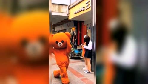 网红熊街头恶搞，在街上就想耍流氓，活该被打