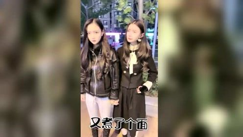 小伙和美女出去玩迟到了，接下来她们的反应搞