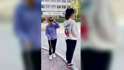 美女装瞎恶搞路人，以为能得逞的，看到结局女