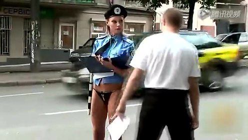 惊呆！美女警察恶搞路人