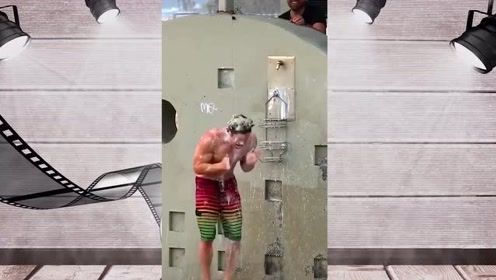 小伙子海边露天洗澡被整惨了全程高能